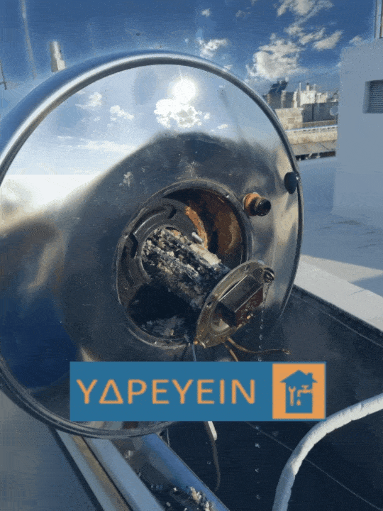 Τεχνικός συντηρεί ηλιακό θερμοσίφωνα ELCO